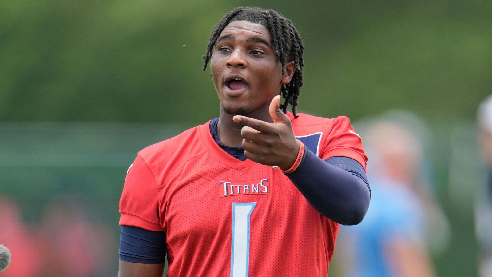 TOP NFL DRAFT PICK BRAWLS WITH VETERAN TITANS TEAMMATE AS PRACTICE BOILS OVER