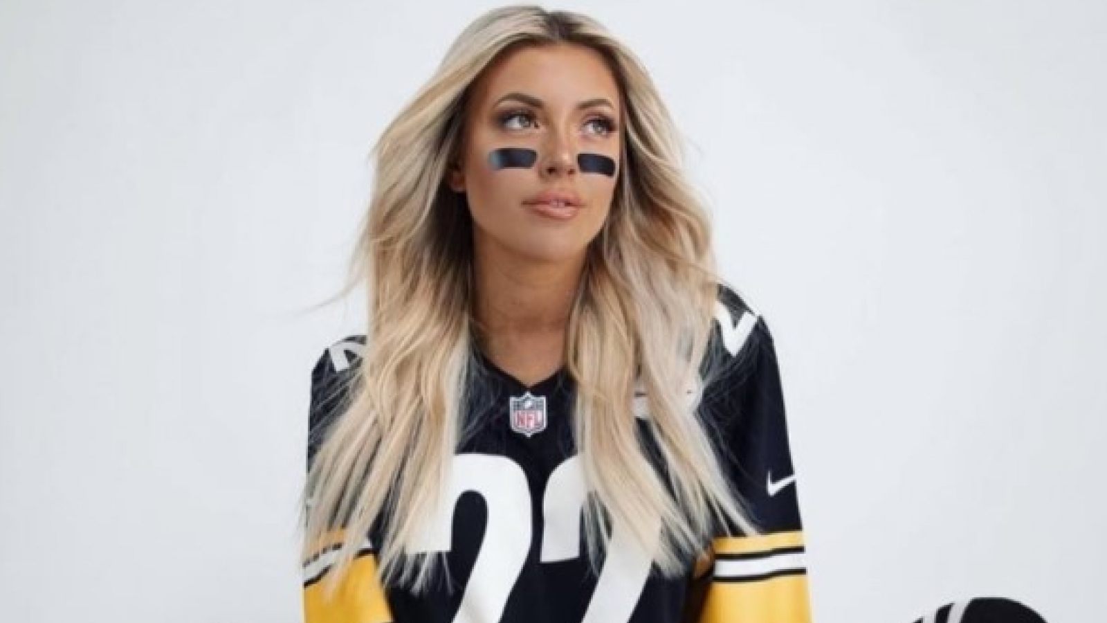 GLAMOROUS SPORTS TIPSTER CALLS FOR MIKE TOMLIN’S HEAD AFTER PITTSBURGH STEELERS DEFEAT