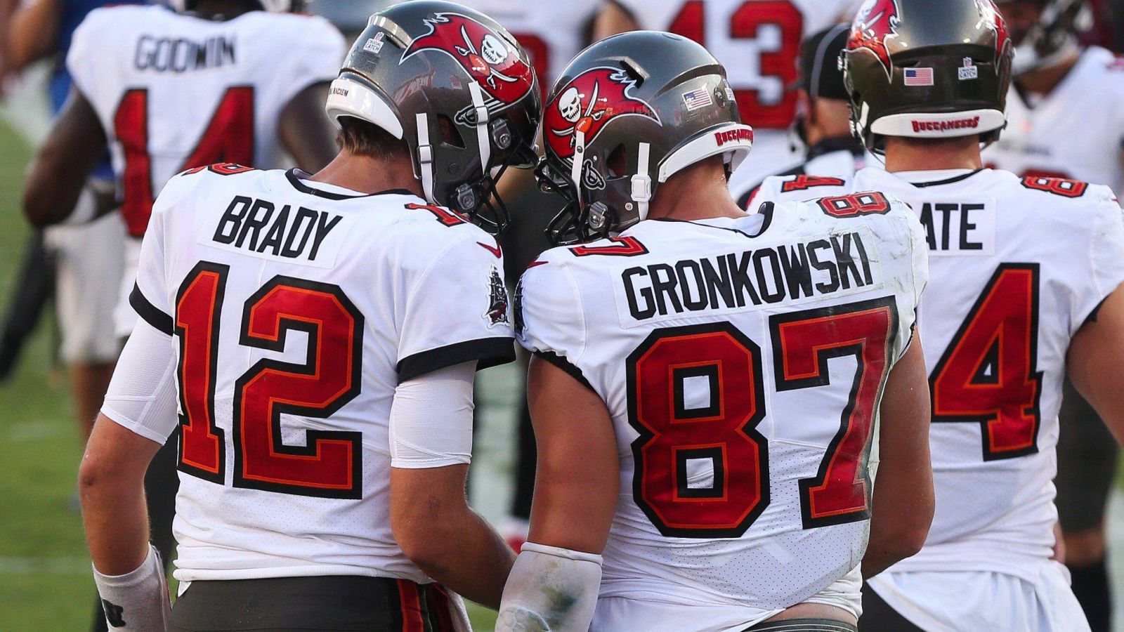 ROB GRONKOWSKI SAYS ‘SINGLE TOM BRADY’ IS LIVING IT UP — BOTH RALLY BEHIND BILL BELICHICK